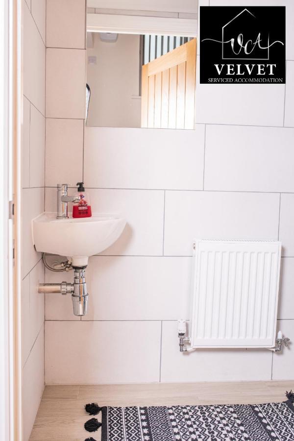 1 Bed House At Velvet Serviced Accommodation Swansea With Free Parking & Wifi - Sa1 Exterior foto
